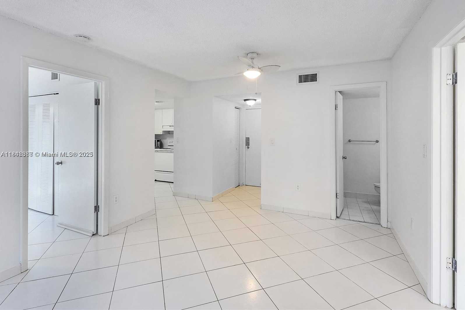 Small Image of 2600 COLLINS AVE #405, Miami Beach Number 2