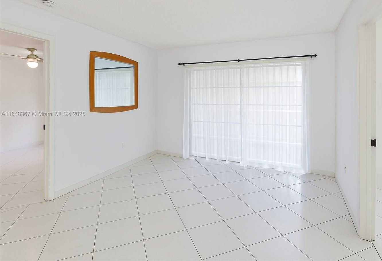 Small Image of 2600 COLLINS AVE #405, Miami Beach Number 3