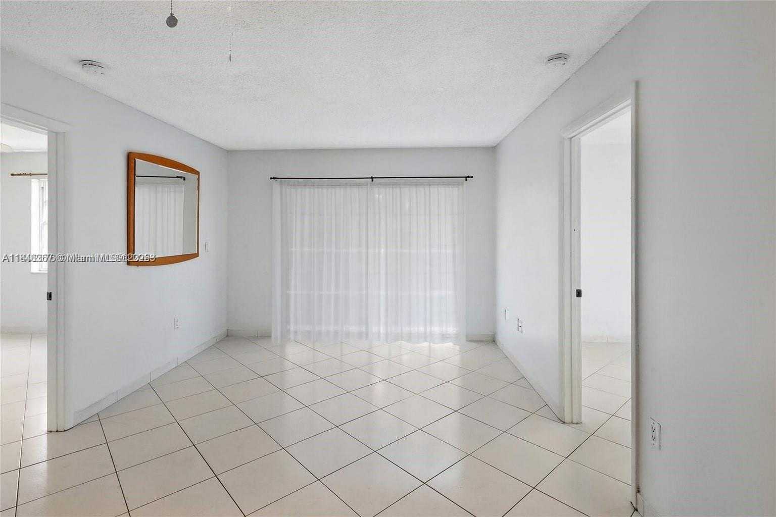 Small Image of 2600 COLLINS AVE #405, Miami Beach Number 4