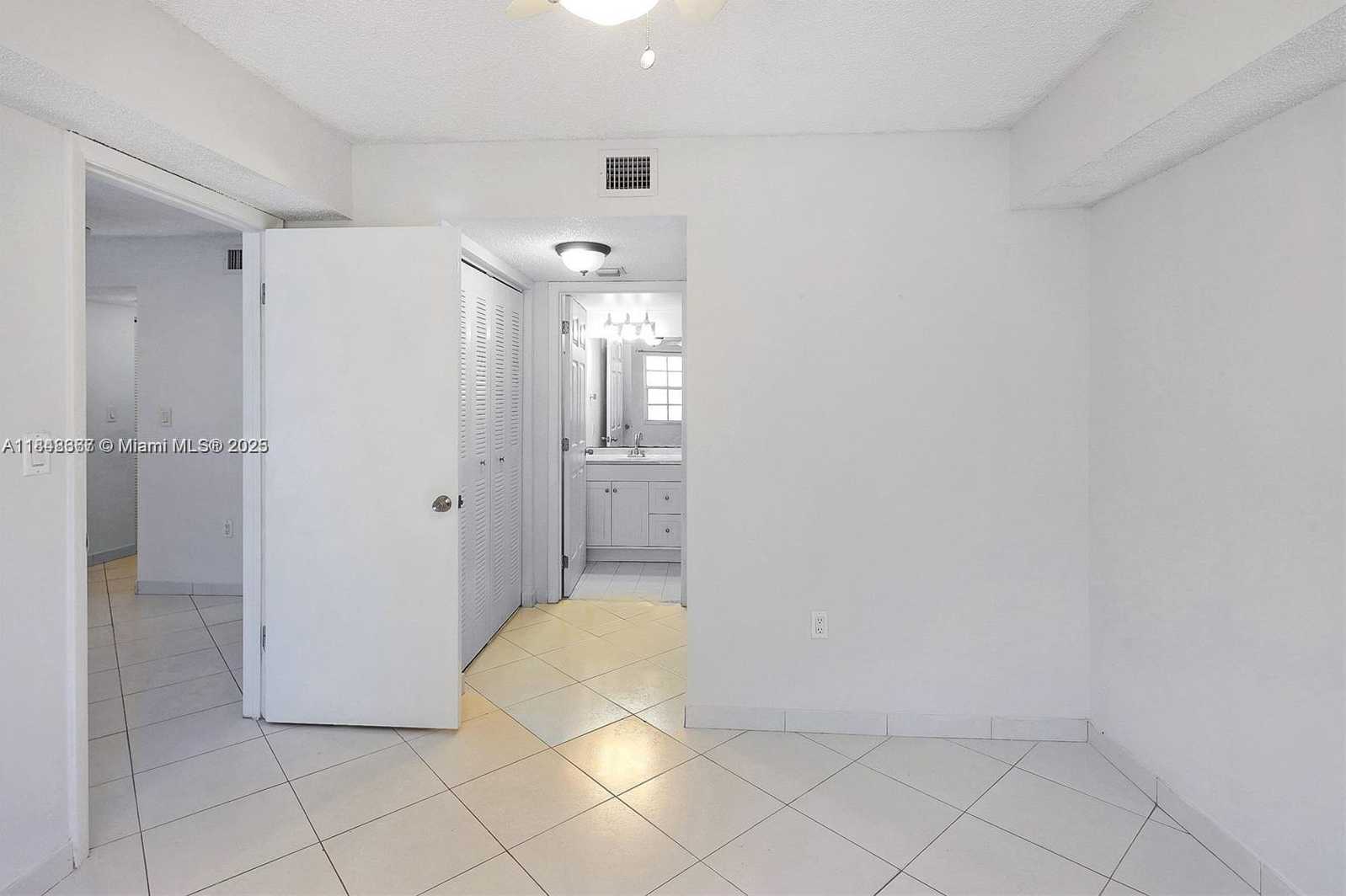 Small Image of 2600 COLLINS AVE #405, Miami Beach Number 6