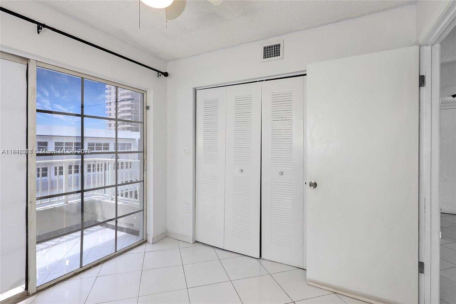 Small Image of 2600 COLLINS AVE #405, Miami Beach Number 7