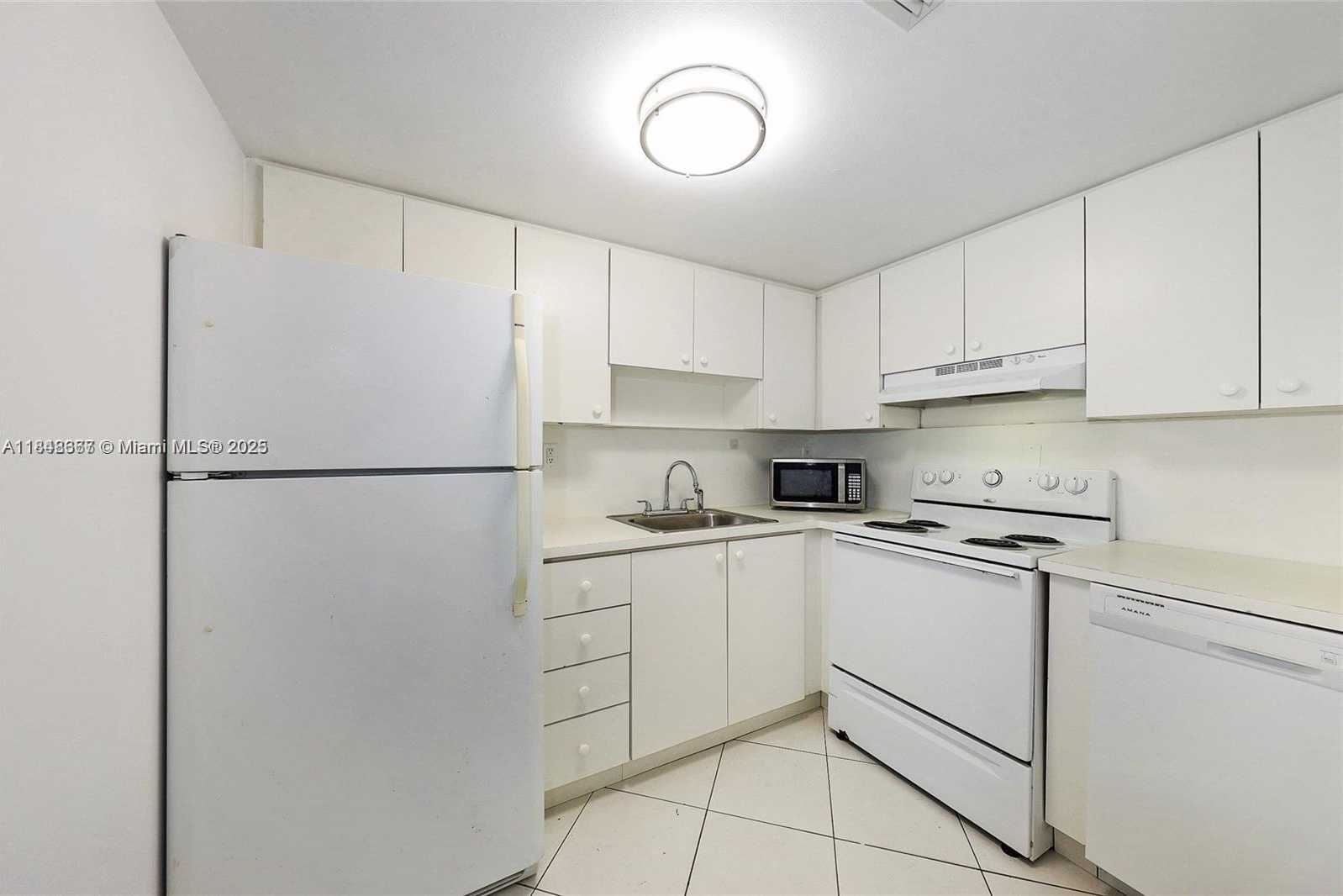 Small Image of 2600 COLLINS AVE #405, Miami Beach Number 8