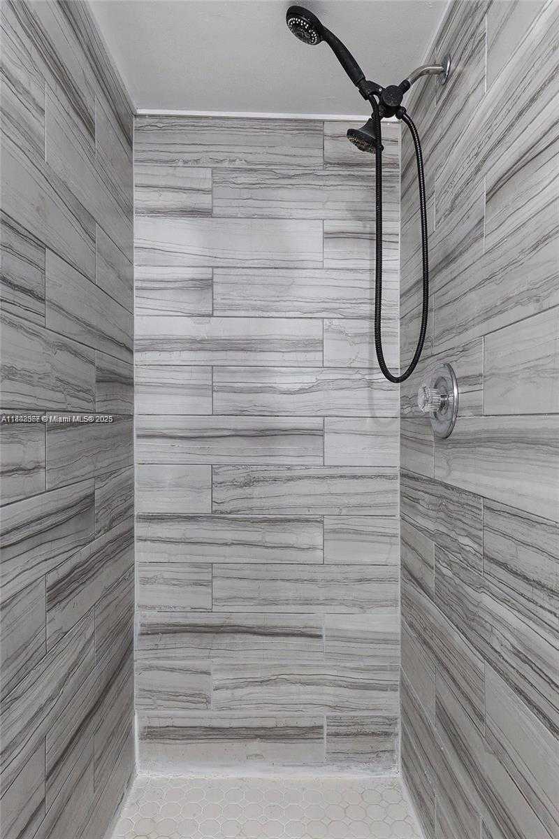 Small Image of 2600 COLLINS AVE #405, Miami Beach Number 9
