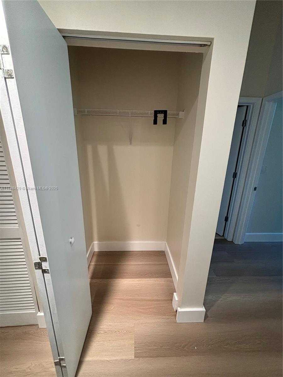 Small Image of 2001 BISCAYNE BLVD #2217, Miami Number 3
