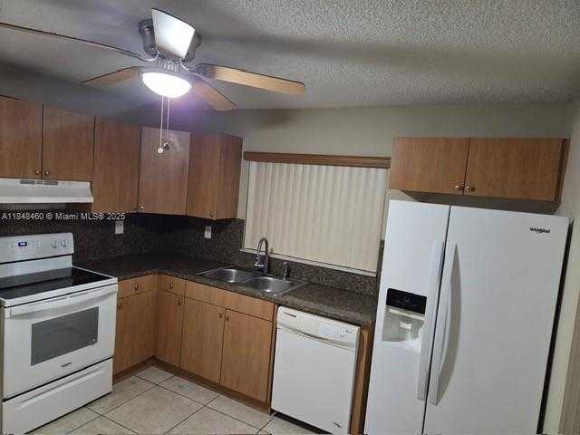 Small Image of 18921 NORTH WEST 63RD CT CIR, Hialeah Number 2
