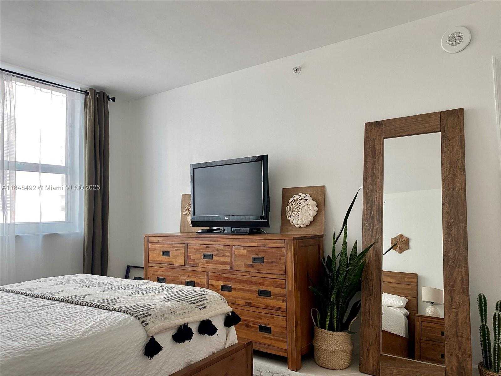 Small Image of 1155 BRICKELL BAY DR #302, Miami Number 19
