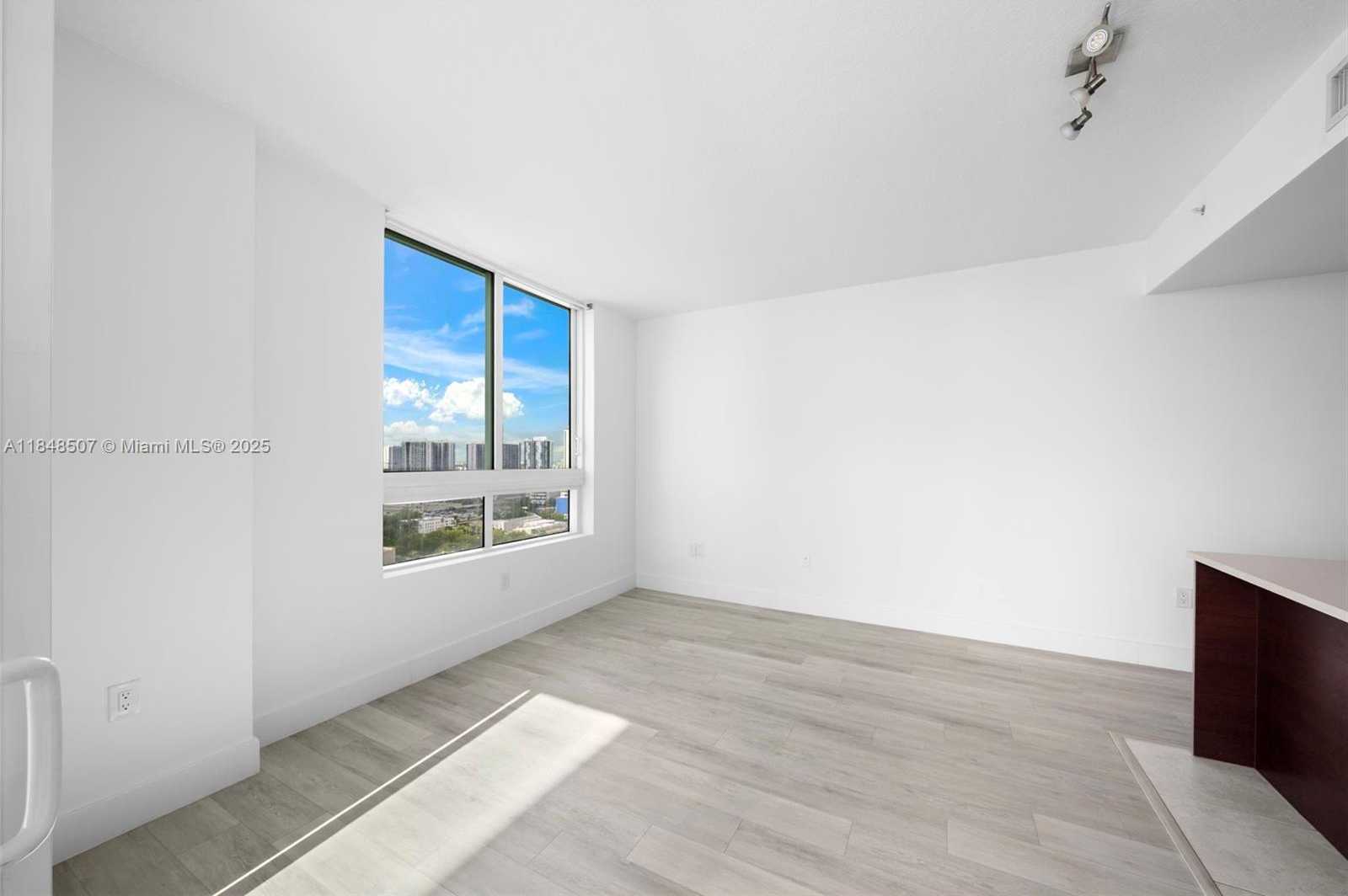 Small Image of 1900 NORTH BAYSHORE DR #2503, Miami Number 7