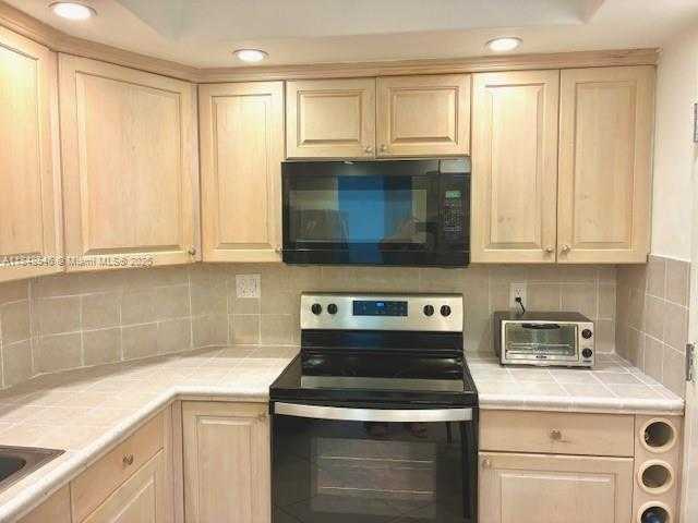 Small Image of 500 BAYVIEW DR #725, Sunny Isles Beach Number 3