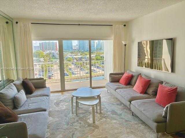 Small Image of 500 BAYVIEW DR #725, Sunny Isles Beach Number 5