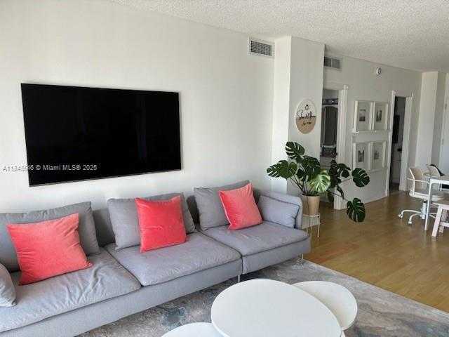 Small Image of 500 BAYVIEW DR #725, Sunny Isles Beach Number 6