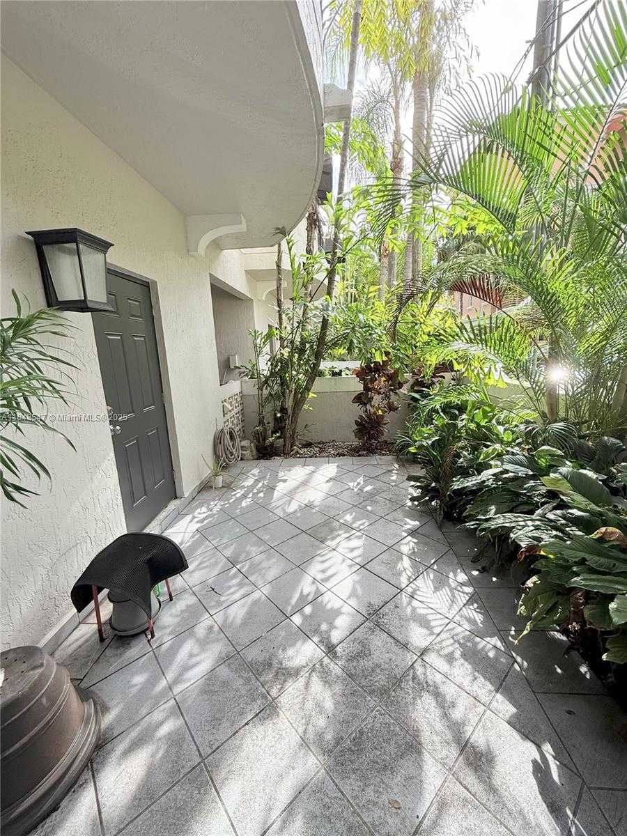 Small Image of 261 NAVARRE AVE #C-8, Coral Gables Number 10