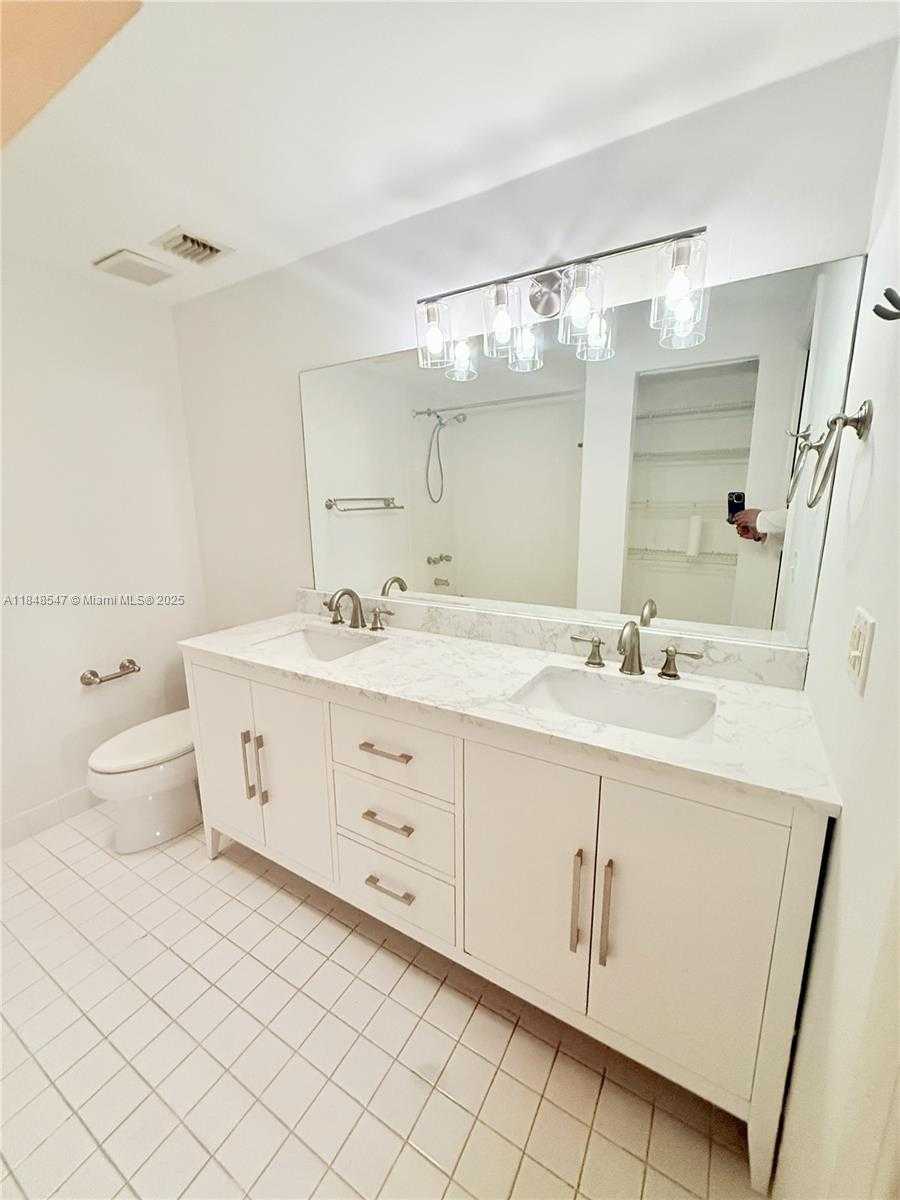 Small Image of 261 NAVARRE AVE #C-8, Coral Gables Number 3