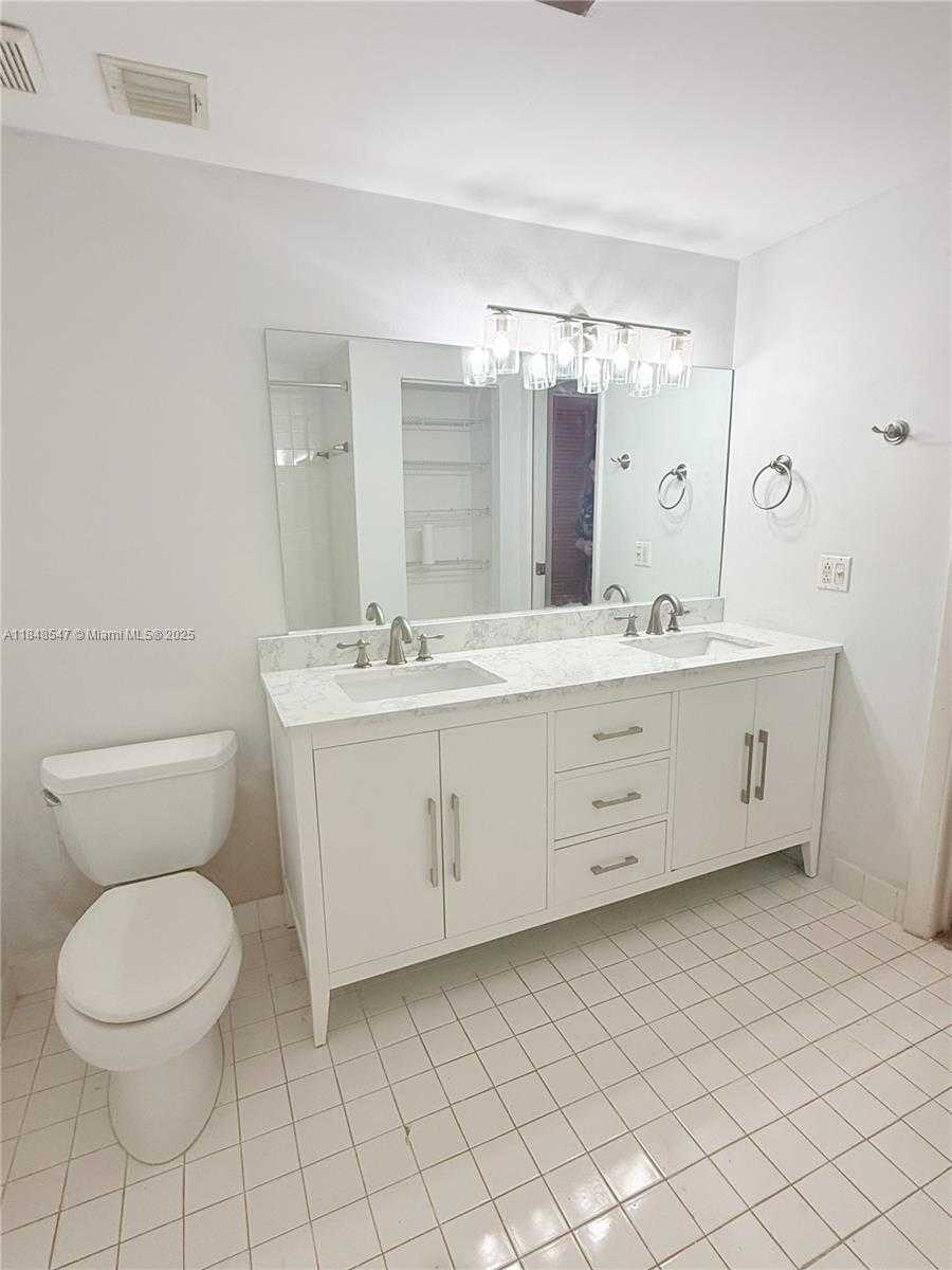 Small Image of 261 NAVARRE AVE #C-8, Coral Gables Number 4