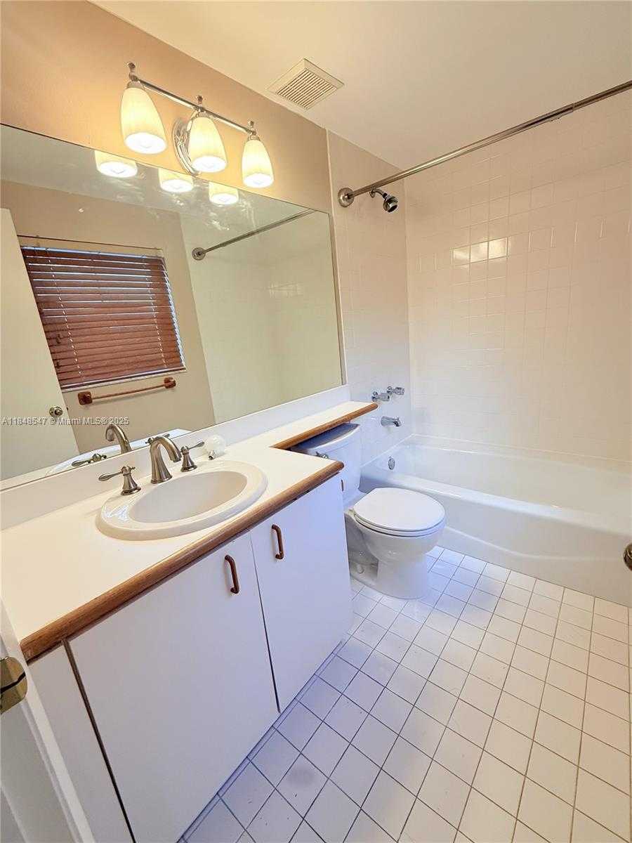 Small Image of 261 NAVARRE AVE #C-8, Coral Gables Number 5