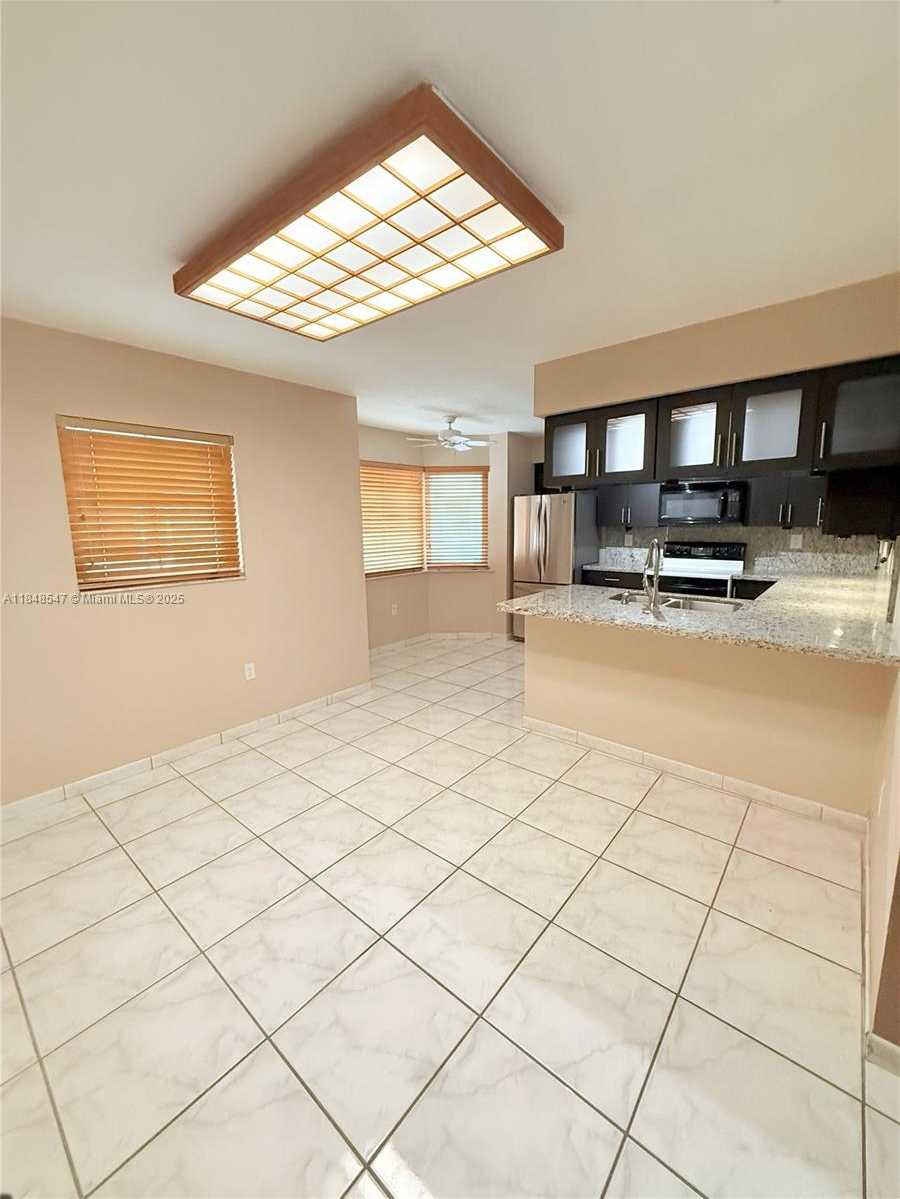 Small Image of 261 NAVARRE AVE #C-8, Coral Gables Number 6