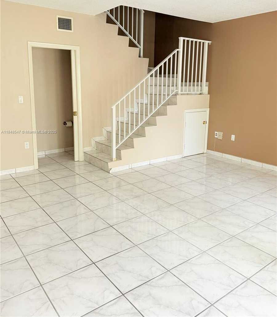 Small Image of 261 NAVARRE AVE #C-8, Coral Gables Number 7