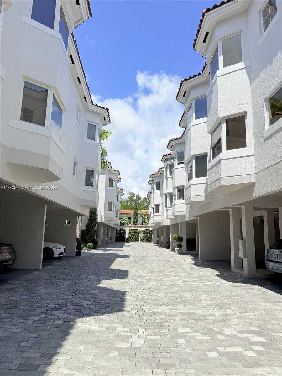 Small Image of 261 NAVARRE AVE #C-8, Coral Gables Number 9