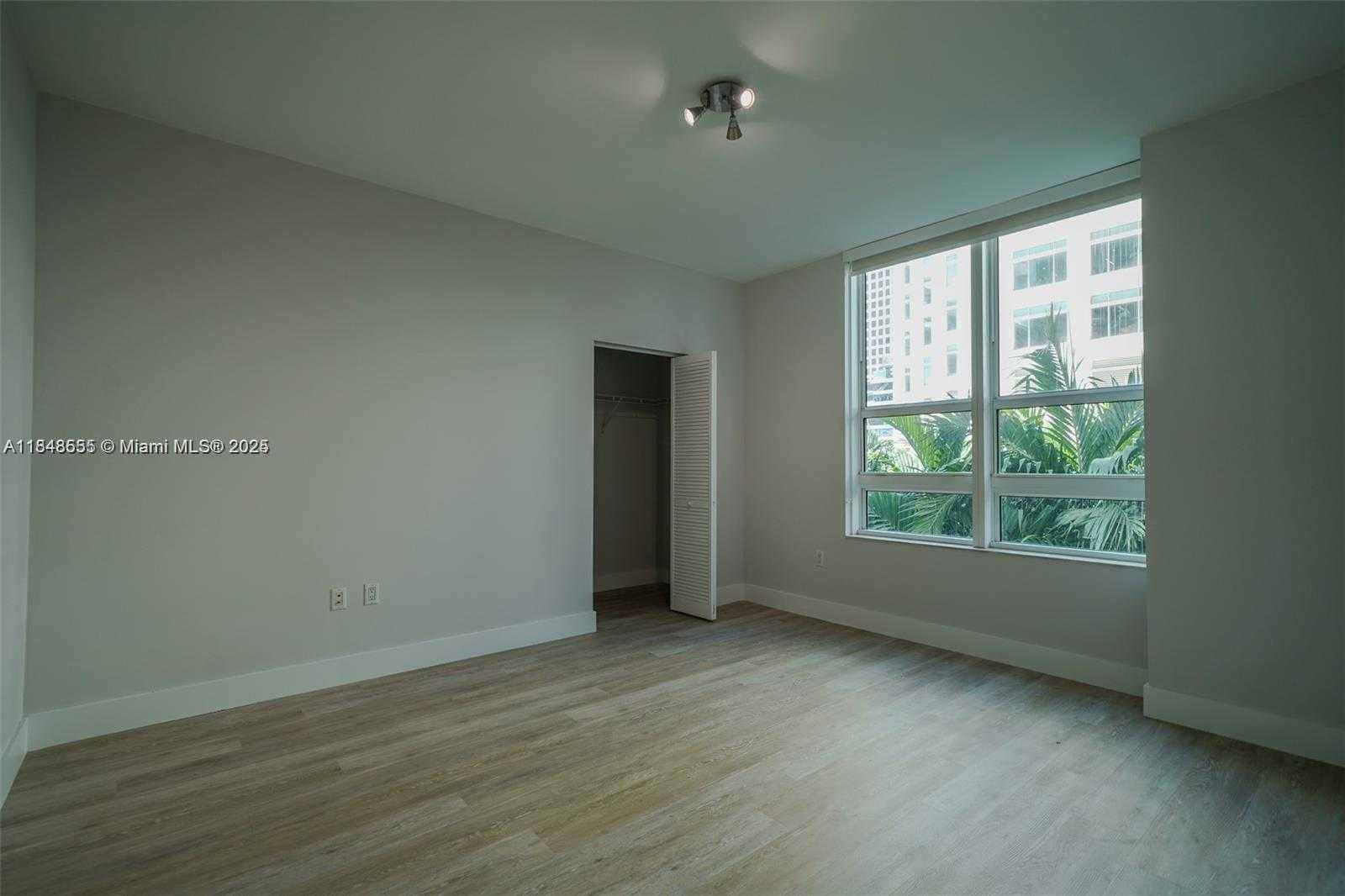 Small Image of 950 BRICKELL BAY DR #302, Miami Number 10