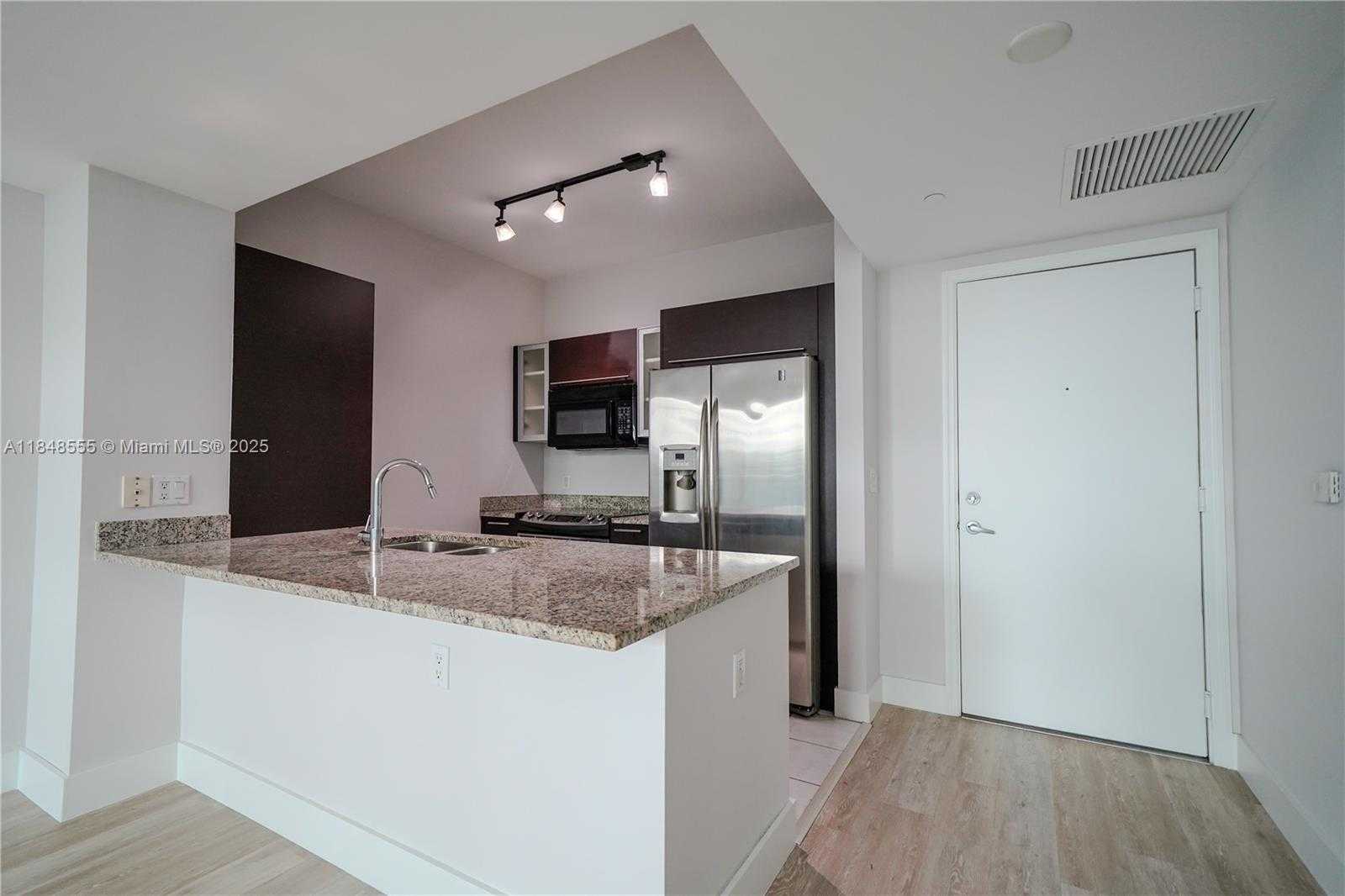 Small Image of 950 BRICKELL BAY DR #302, Miami Number 2