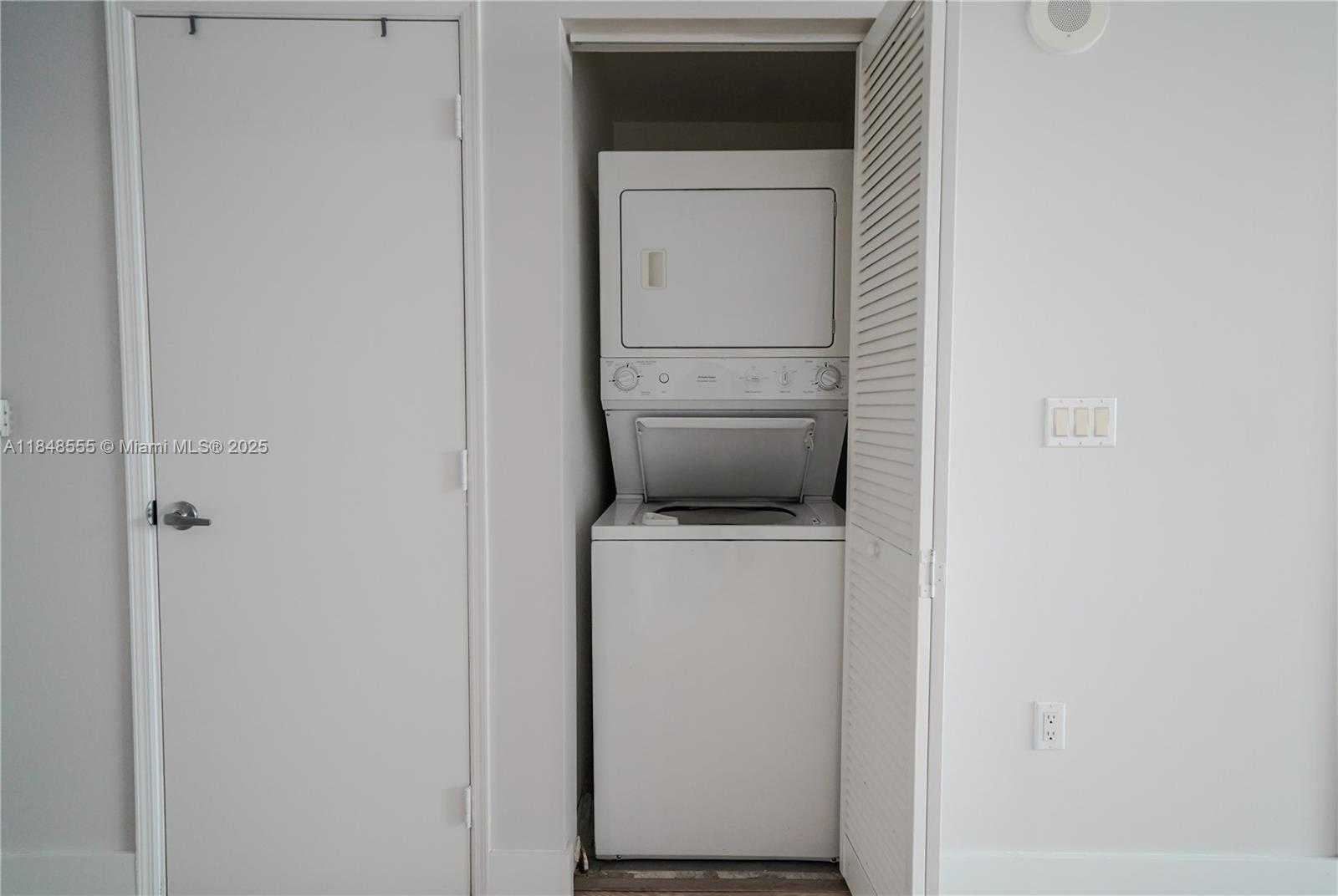 Small Image of 950 BRICKELL BAY DR #302, Miami Number 4