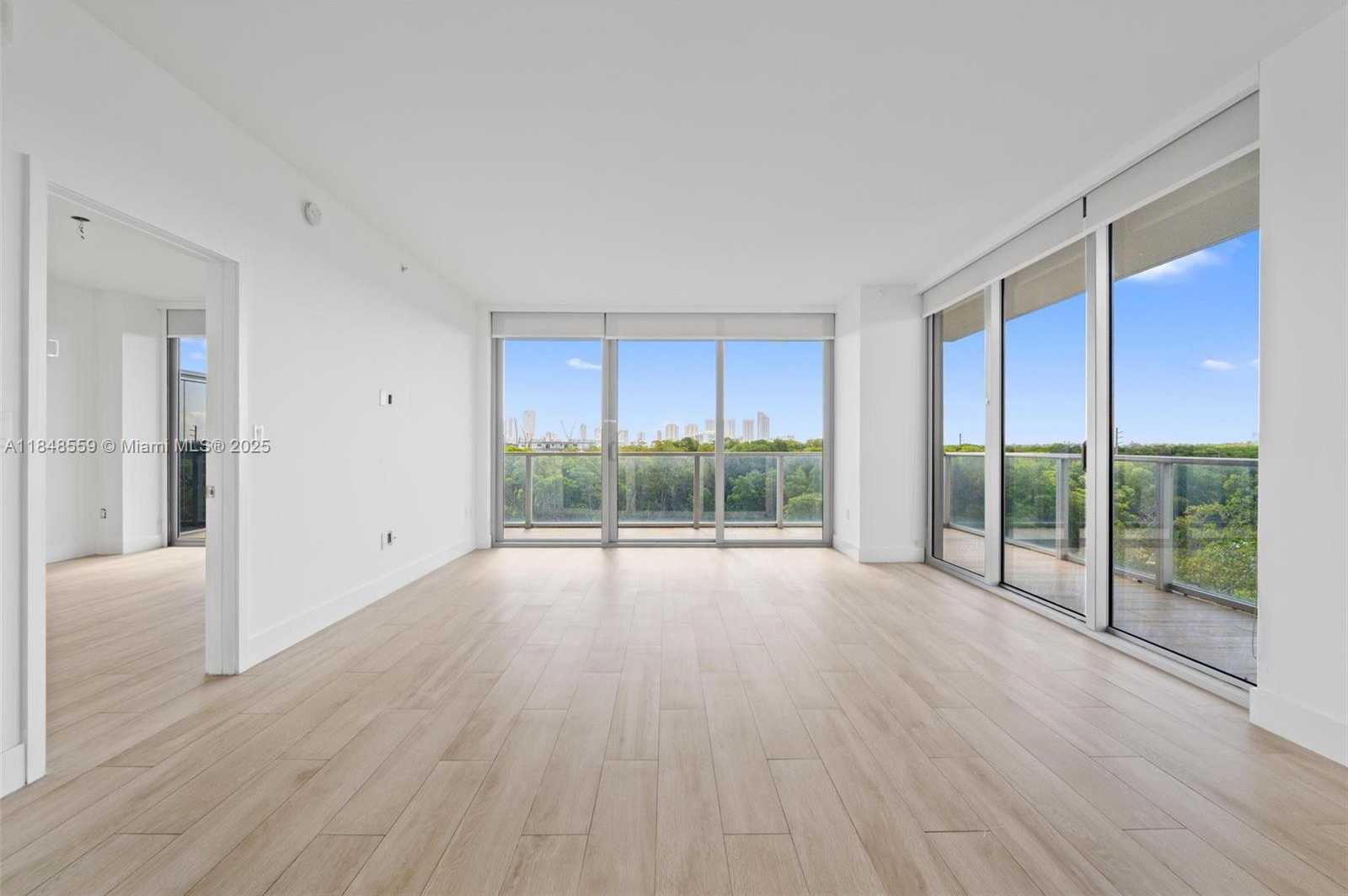 Small Image of 16385 Biscayne Blvd, Sunny Isles Beach, FL 33160, USA Number 10