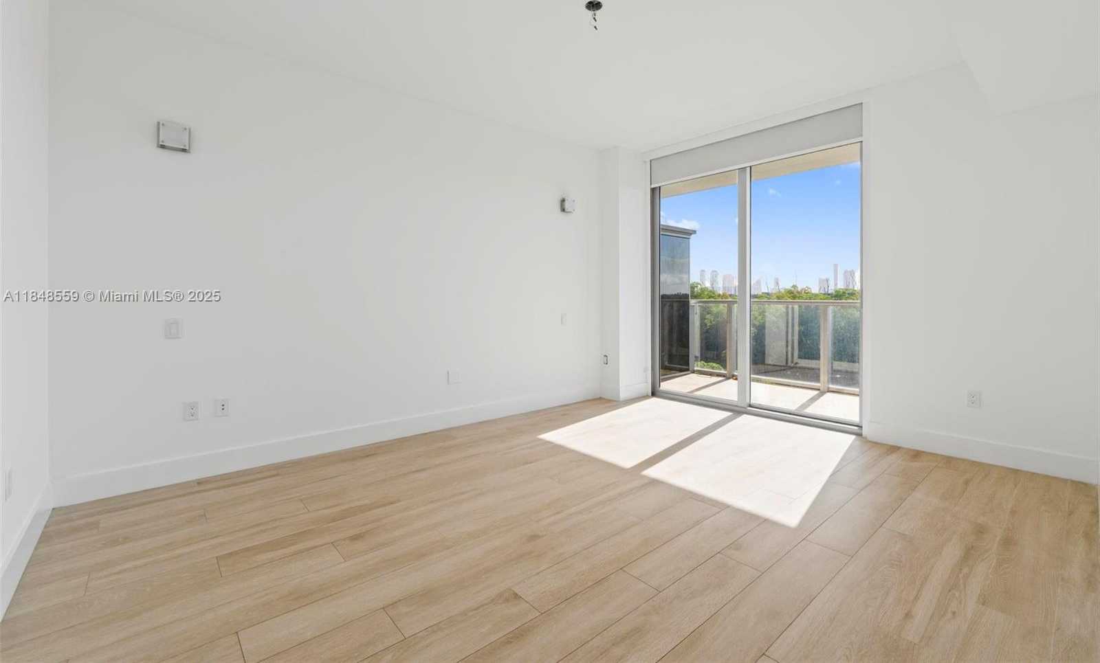 Small Image of 16385 Biscayne Blvd, Sunny Isles Beach, FL 33160, USA Number 17