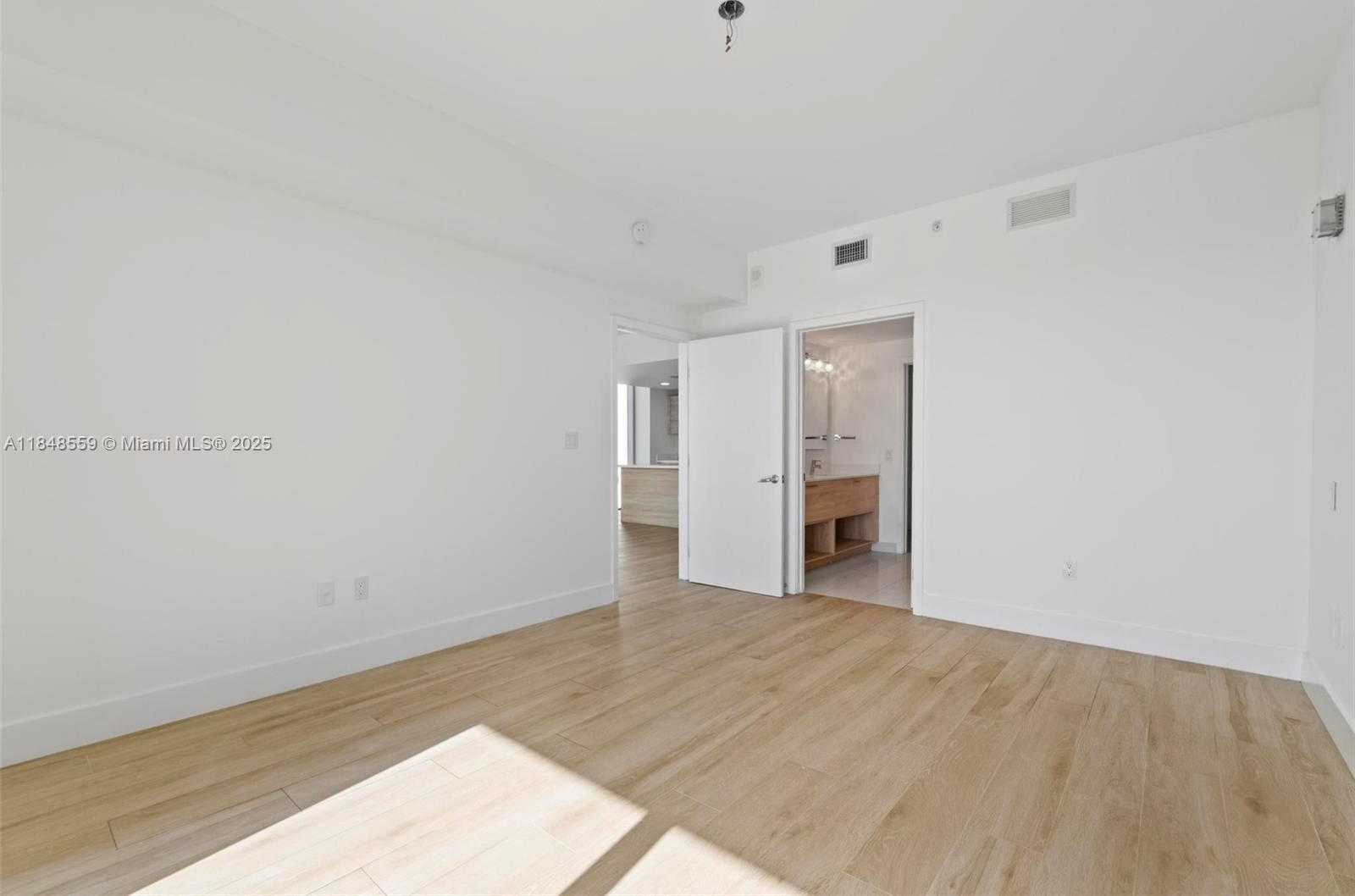 Small Image of 16385 Biscayne Blvd, Sunny Isles Beach, FL 33160, USA Number 18