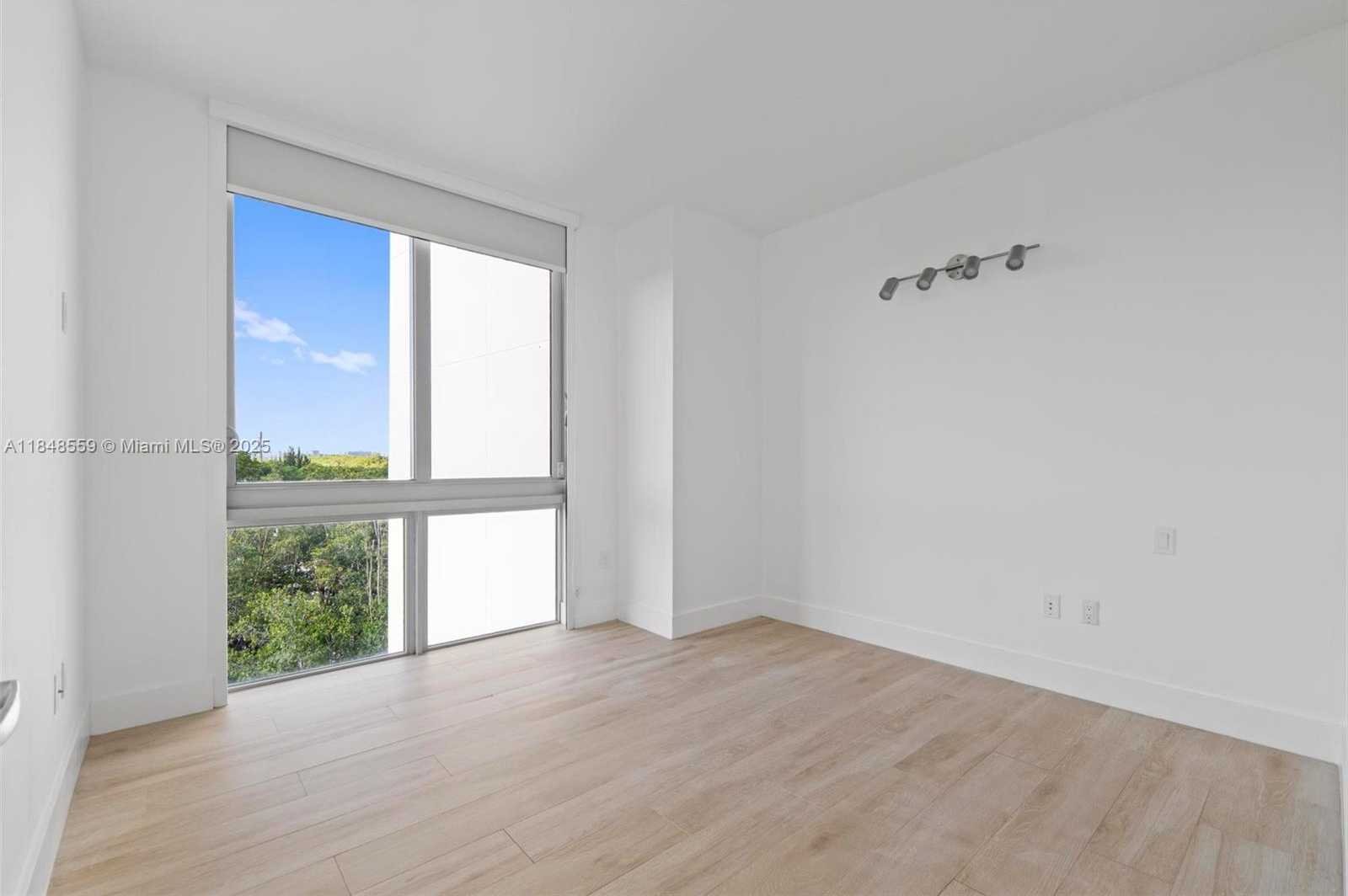 Small Image of 16385 Biscayne Blvd, Sunny Isles Beach, FL 33160, USA Number 27