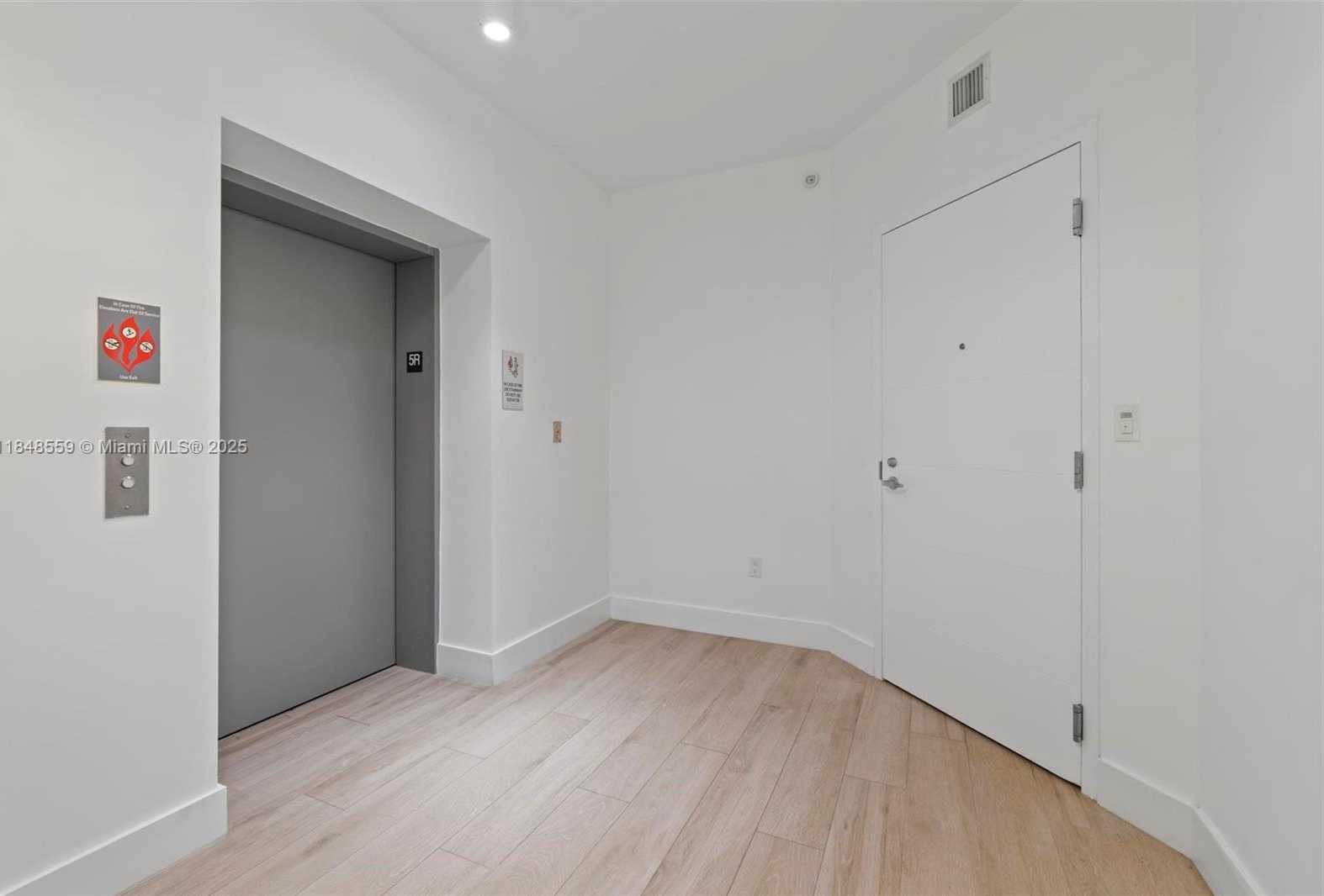 Small Image of 16385 Biscayne Blvd, Sunny Isles Beach, FL 33160, USA Number 3