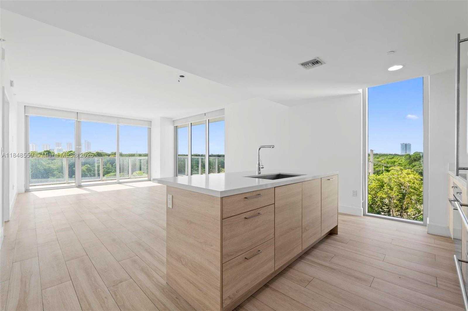 Small Image of 16385 Biscayne Blvd, Sunny Isles Beach, FL 33160, USA Number 5