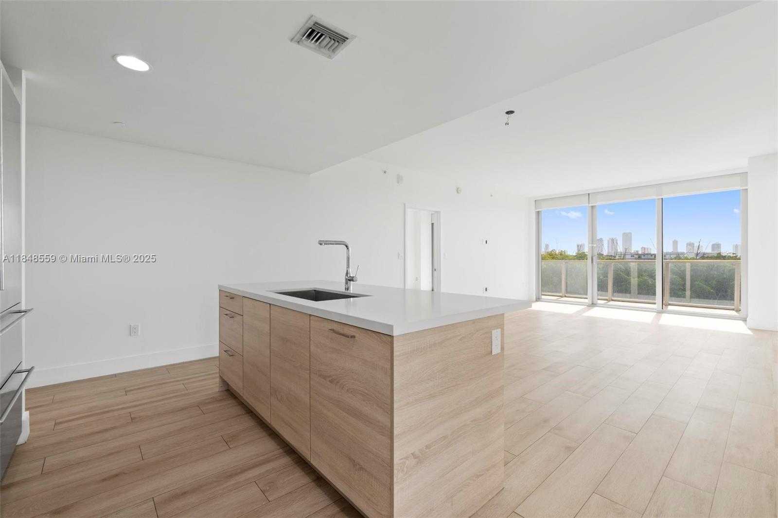 Small Image of 16385 Biscayne Blvd, Sunny Isles Beach, FL 33160, USA Number 8