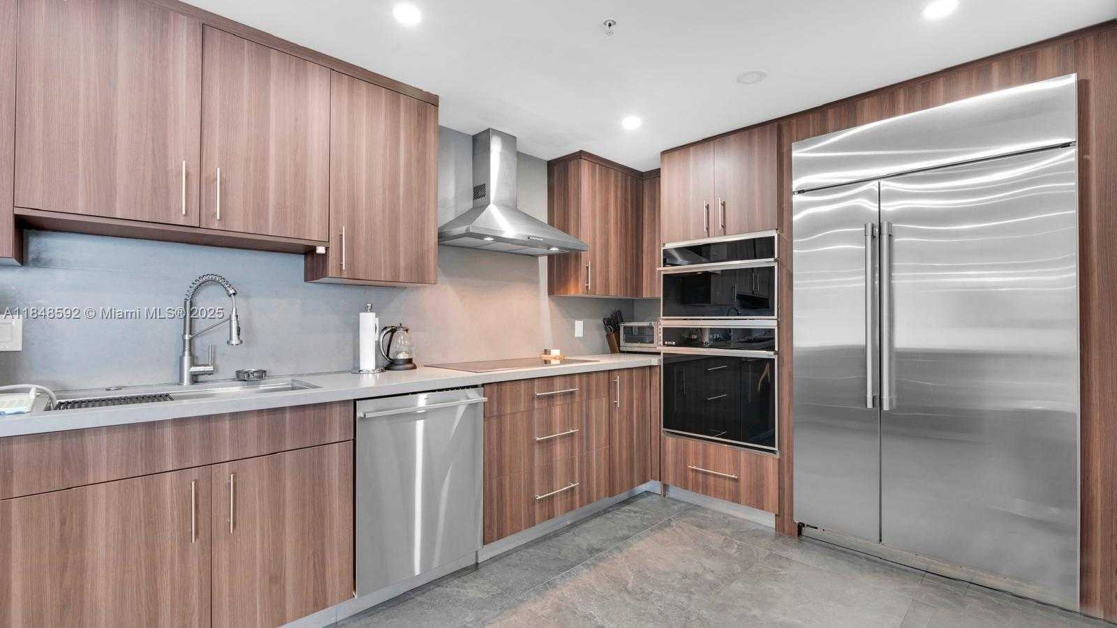 Small Image of 19400 TURNBERRY WAY #1821, Aventura Number 2