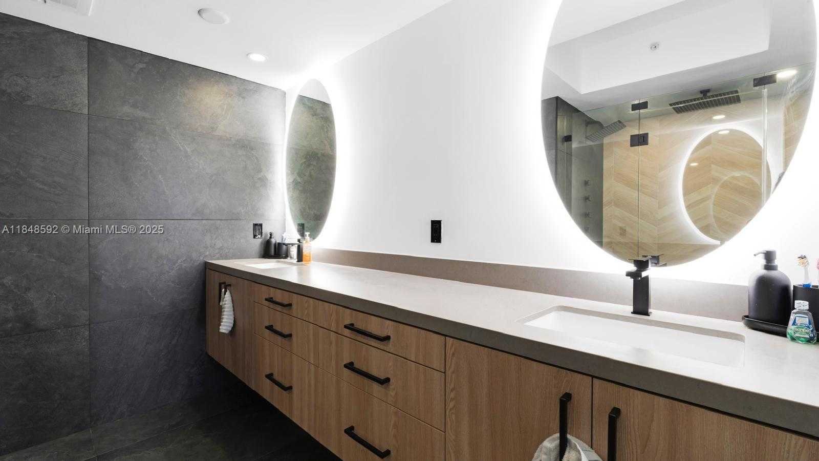 Small Image of 19400 TURNBERRY WAY #1821, Aventura Number 32
