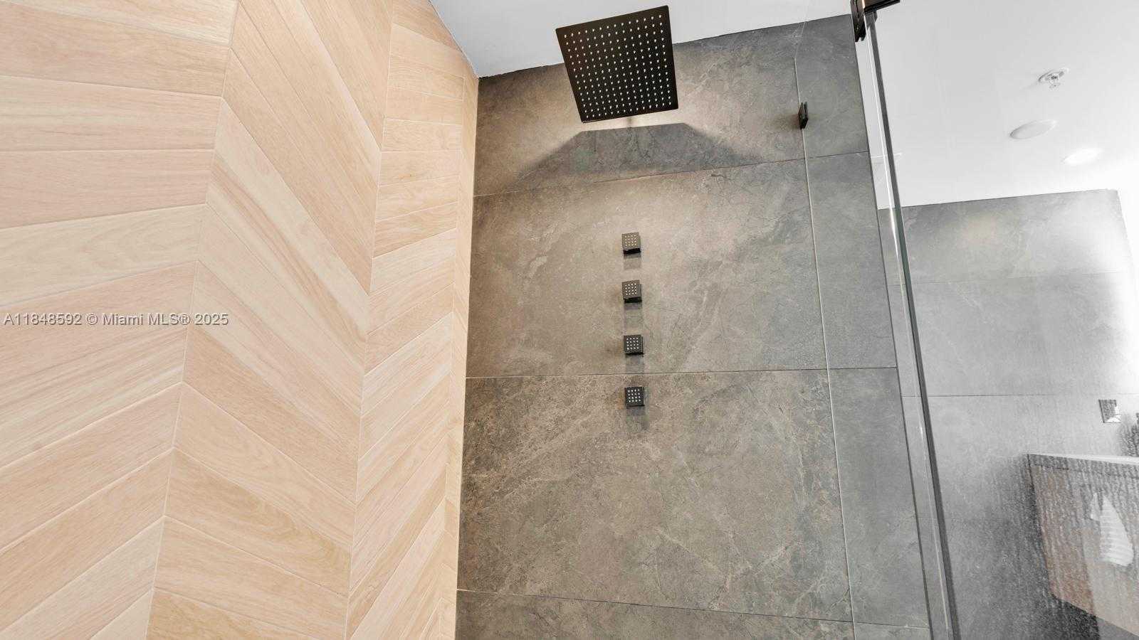 Small Image of 19400 TURNBERRY WAY #1821, Aventura Number 34
