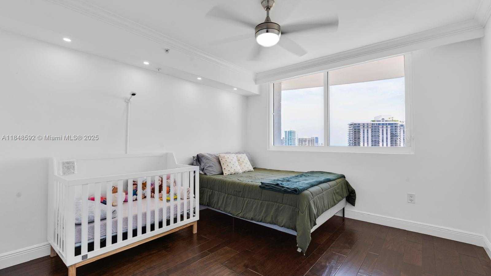 Small Image of 19400 TURNBERRY WAY #1821, Aventura Number 36