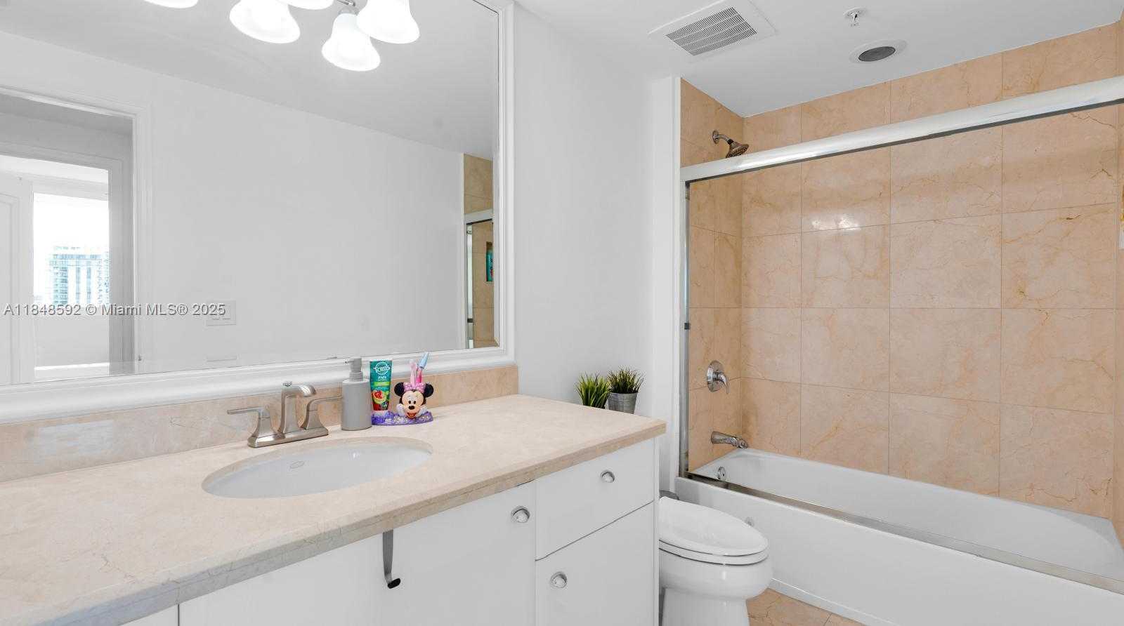Small Image of 19400 TURNBERRY WAY #1821, Aventura Number 39