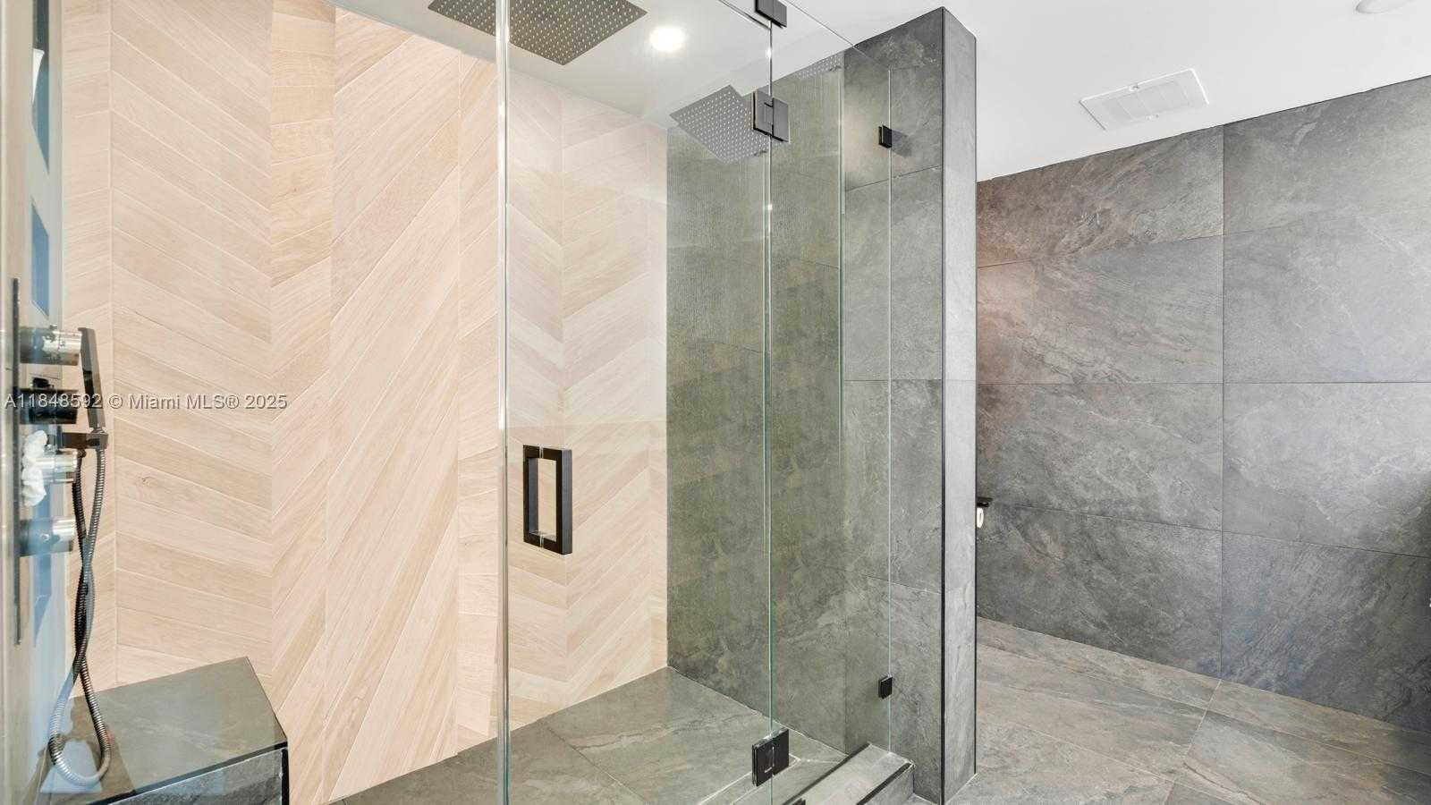 Small Image of 19400 TURNBERRY WAY #1821, Aventura Number 86