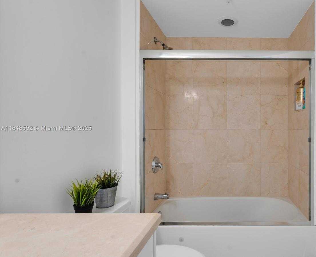 Small Image of 19400 TURNBERRY WAY #1821, Aventura Number 95