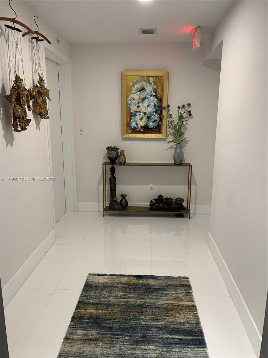 Small Image of 16385 BISCAYNE BLVD #1503, North Miami Beach Number 2
