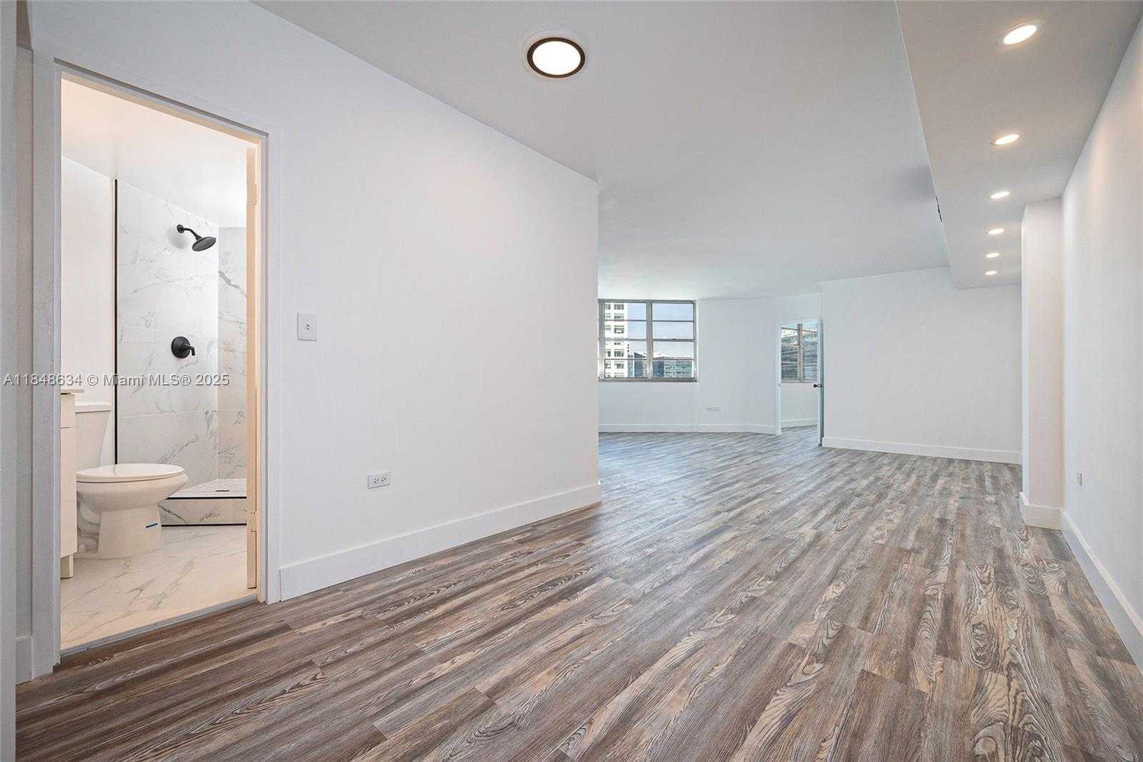 Small Image of 801 BRICKELL BAY DR #1662, Miami Number 2