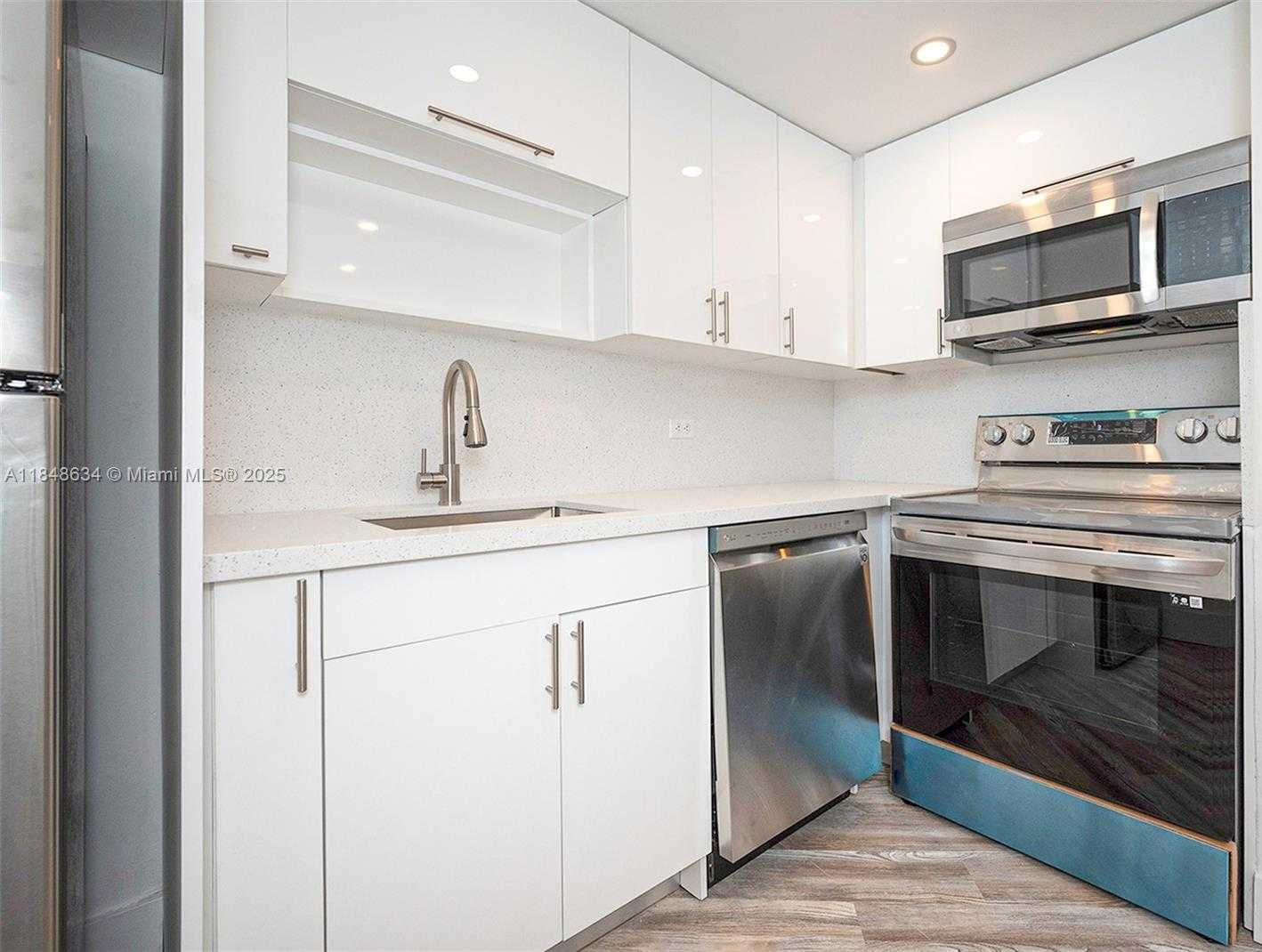 Small Image of 801 BRICKELL BAY DR #1662, Miami Number 4