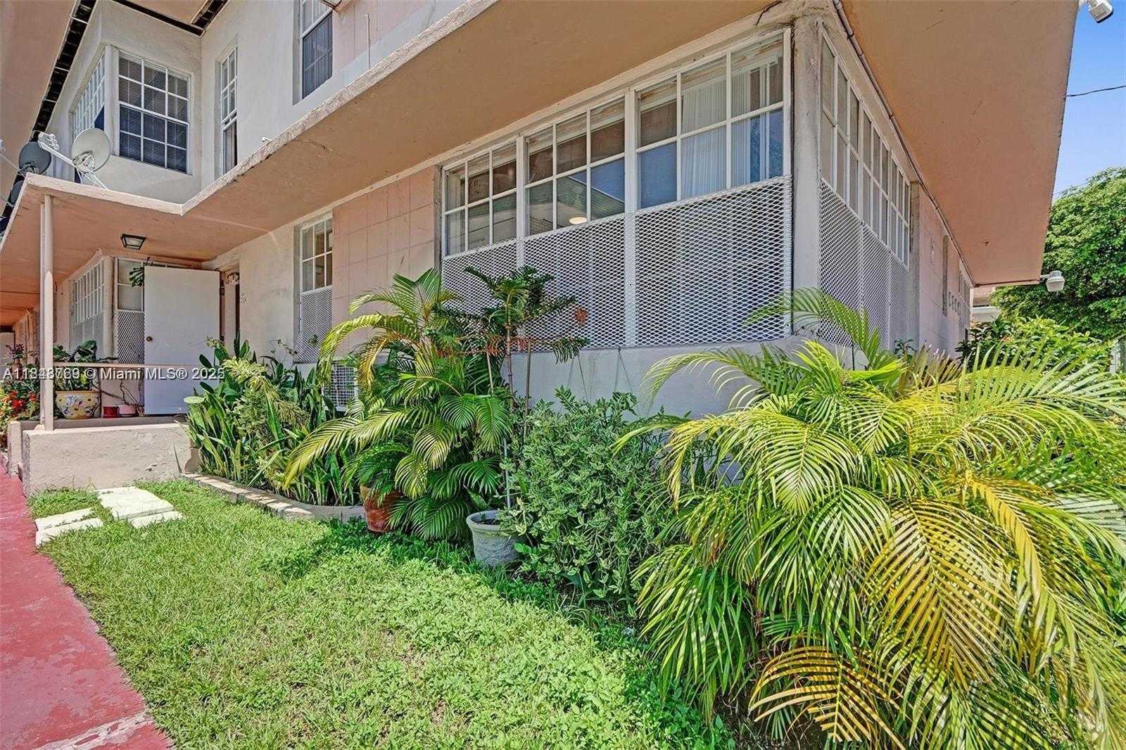 Small Image of 6860 Abbott Ave, Miami Beach, FL 33141, USA Number 11