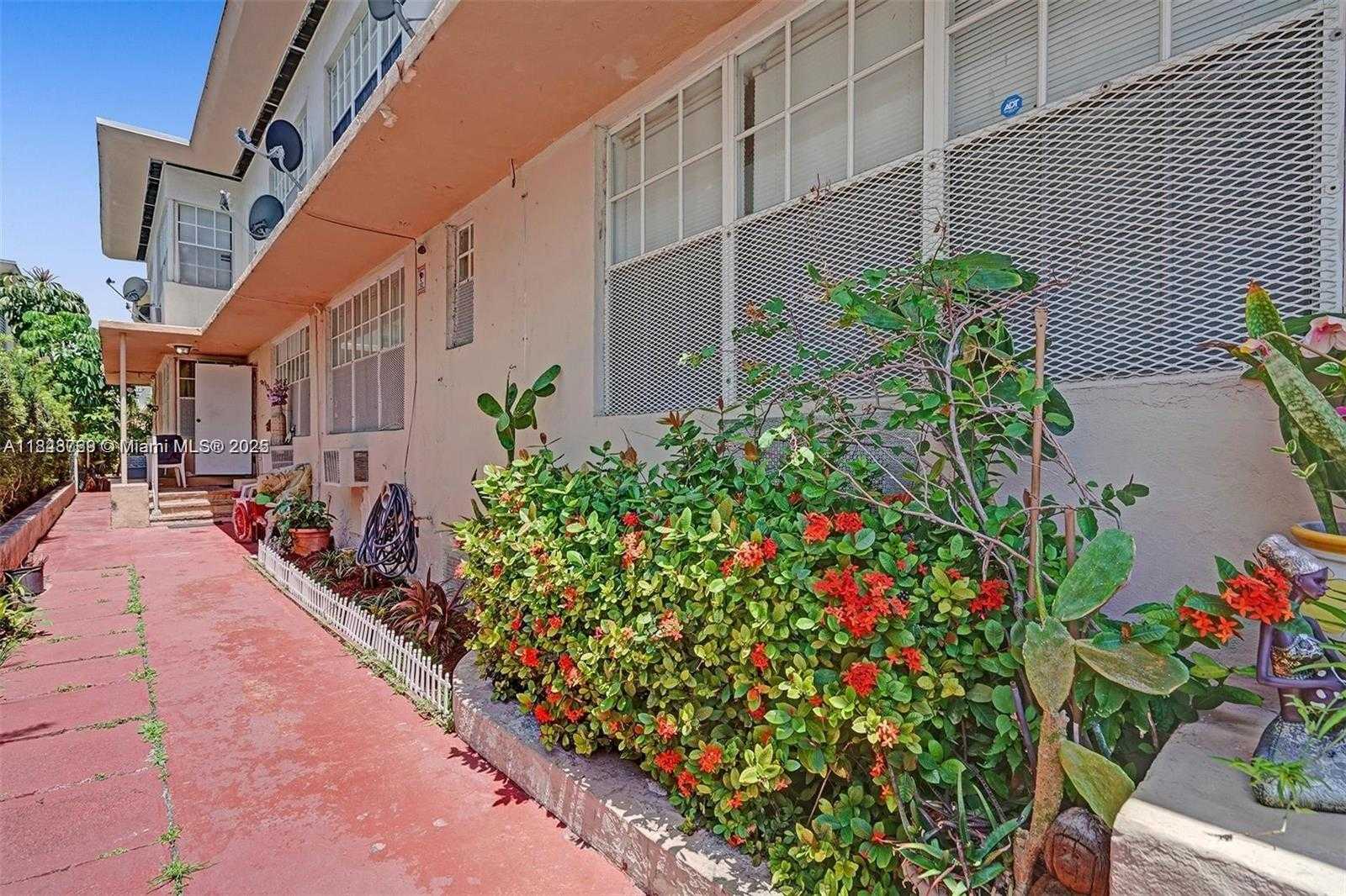 Small Image of 6860 Abbott Ave, Miami Beach, FL 33141, USA Number 7