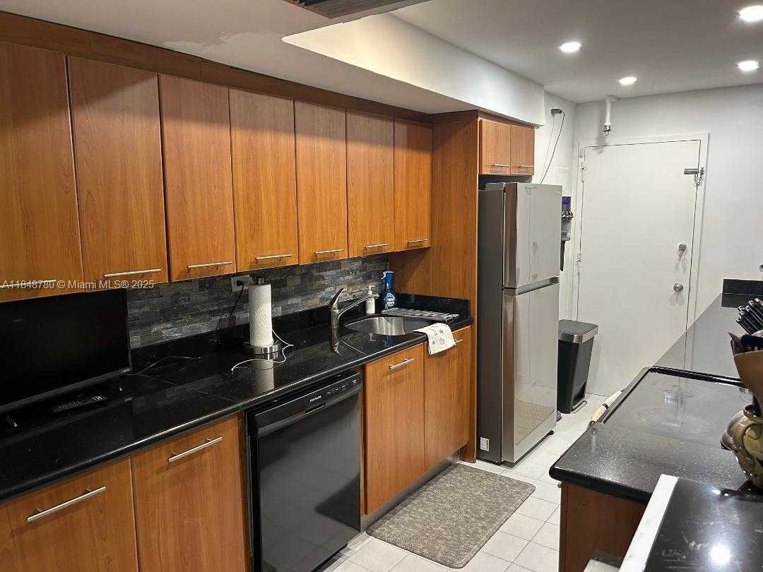 Small Image of 6039 COLLINS AVE #826, Miami Beach Number 9