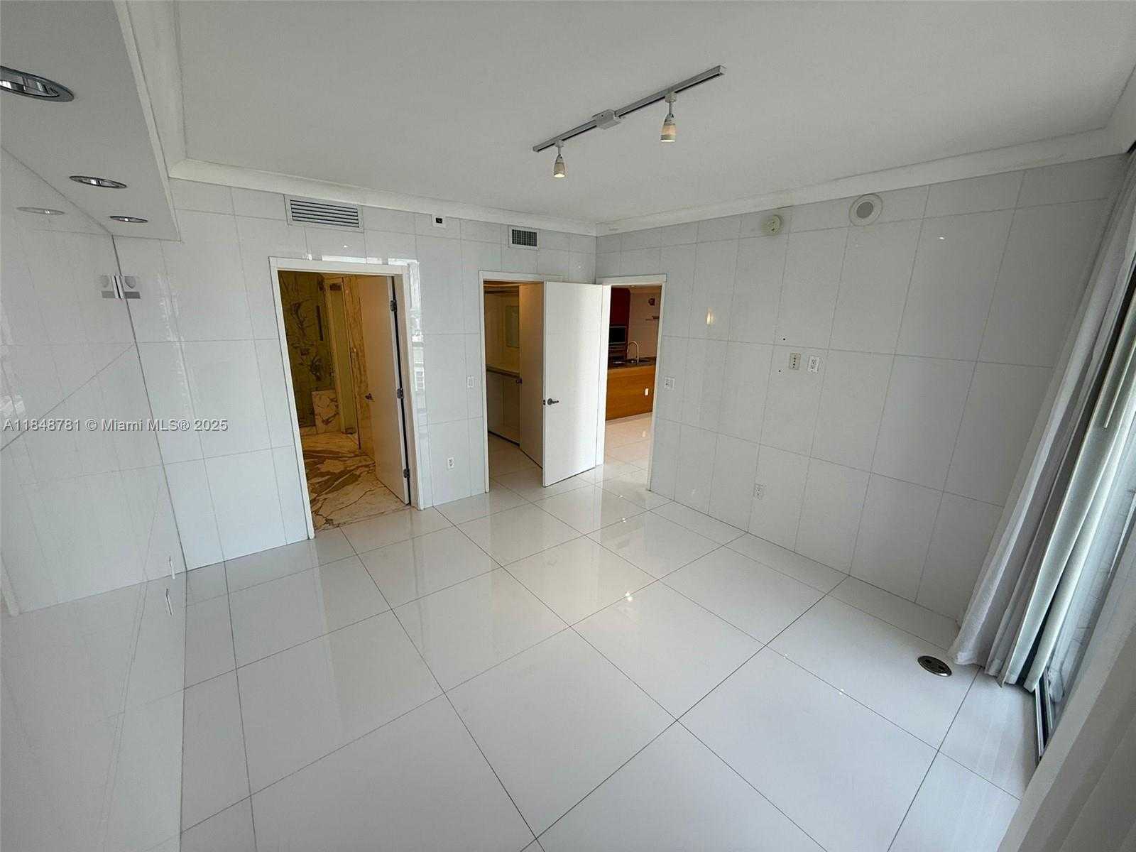 Small Image of 485 BRICKELL AVE #3303, Miami Number 12