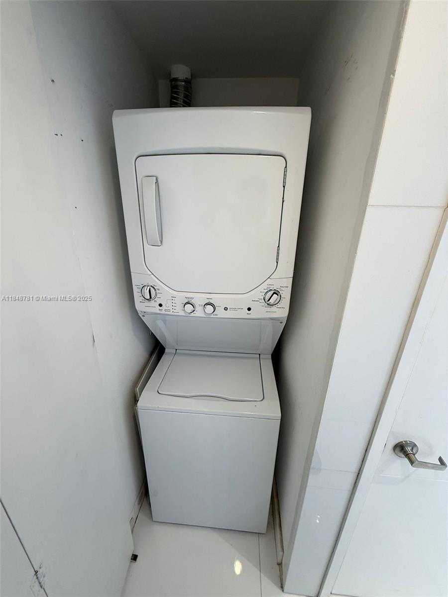Small Image of 485 BRICKELL AVE #3303, Miami Number 17