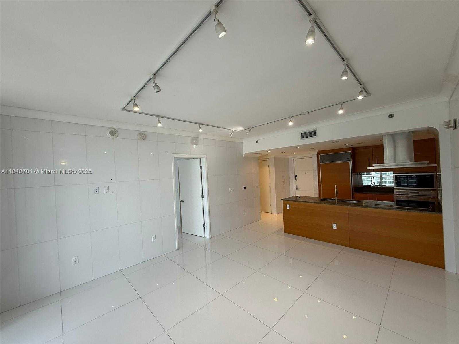 Small Image of 485 BRICKELL AVE #3303, Miami Number 8