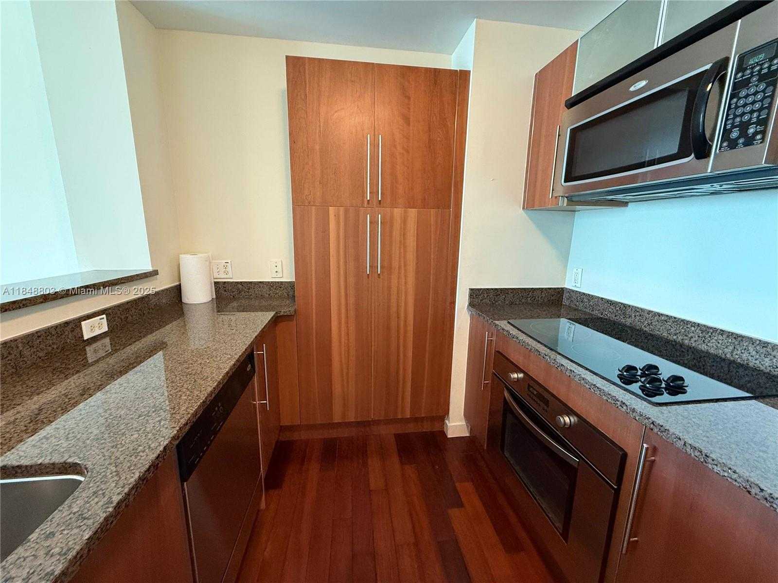 Small Image of 300 SOUTH BISCAYNE BLVD #T-1805, Miami Number 4