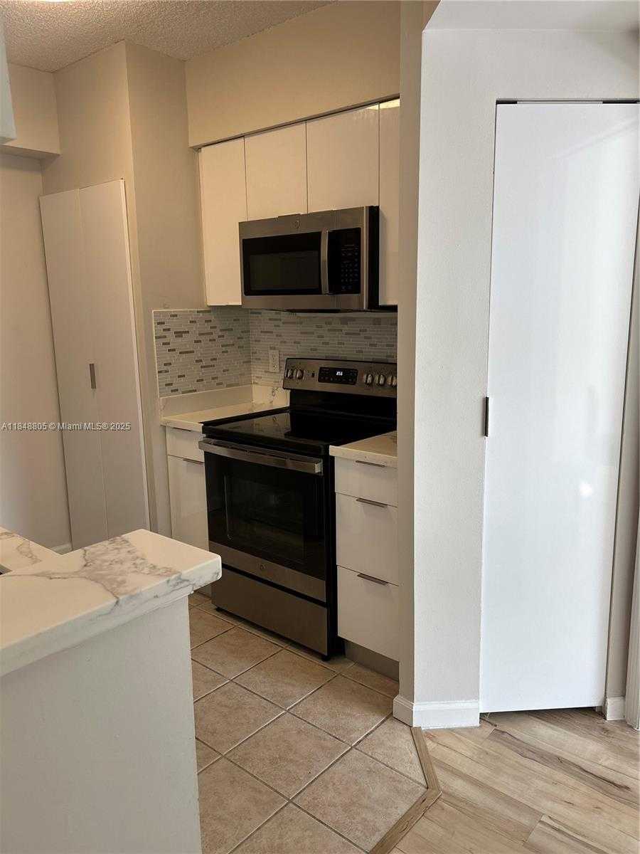 Small Image of 17150 NORTH BAY RD #2215, Sunny Isles Beach Number 3