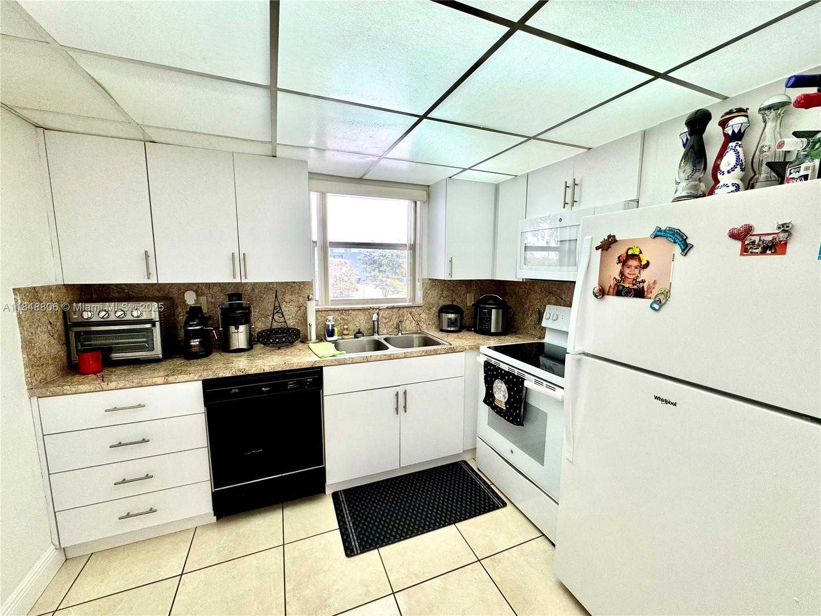 Small Image of 9357 FONTAINEBLEAU BLVD #D311, Miami Number 13